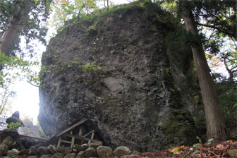 火山がくずれて流れてきた巨大な岩（大矢谷白山神社）