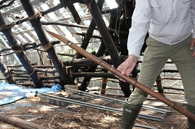 茅葺屋根を作る際に縄を通す針