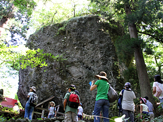 大矢谷白山神社の巨大岩塊前にて