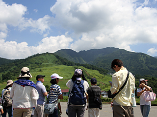 岩屑なだれの崩壊源を望む