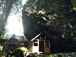 大矢谷白山神社の巨大岩塊