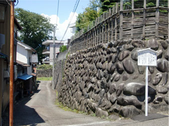 九頭竜川がつくったがけ（七里壁）