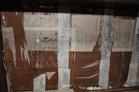 ザシキの床の間の壁　古文書が貼ってある