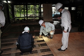 ニワ(土間)との境を確認中