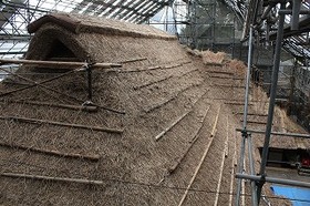屋根頂上の茅も綺麗に刈り整えられる