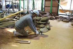 床下の三和土　コテを叩いて締める