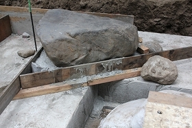 大きな柱の下を支えるウマヤの礎石