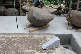 ウマヤ礎石。手前の三角の石で高さを調整
