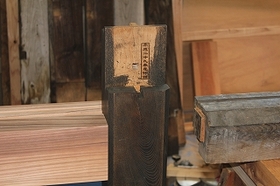 新規木材は焼印を押し、古色に塗る