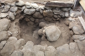 オイエ北西の石組を発掘すると昔は芋穴であった
