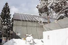 晴れてくると雪が落ちてくる覆屋