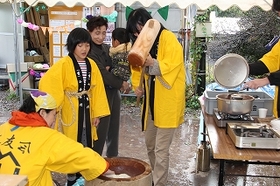 餅をついて参加者に振る舞いました