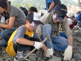 化石発掘体験「かつやま恐竜の森」内