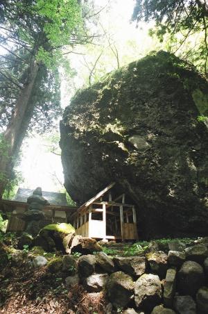 大矢谷白山神社の巨大岩塊